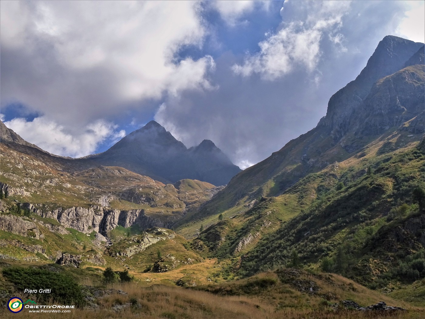 23 Salendo la Val Camisana sul sent. 225...i Diavoli si sono scrollati di dosso le nuvole.JPG